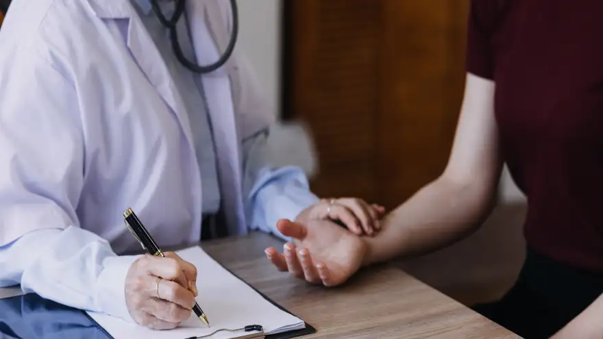 Chi phí điều trị ngày càng cao khiến nhiều người quan tâm hơn đến việc chuẩn bị kế hoạch bảo vệ sức khỏe từ sớm.
